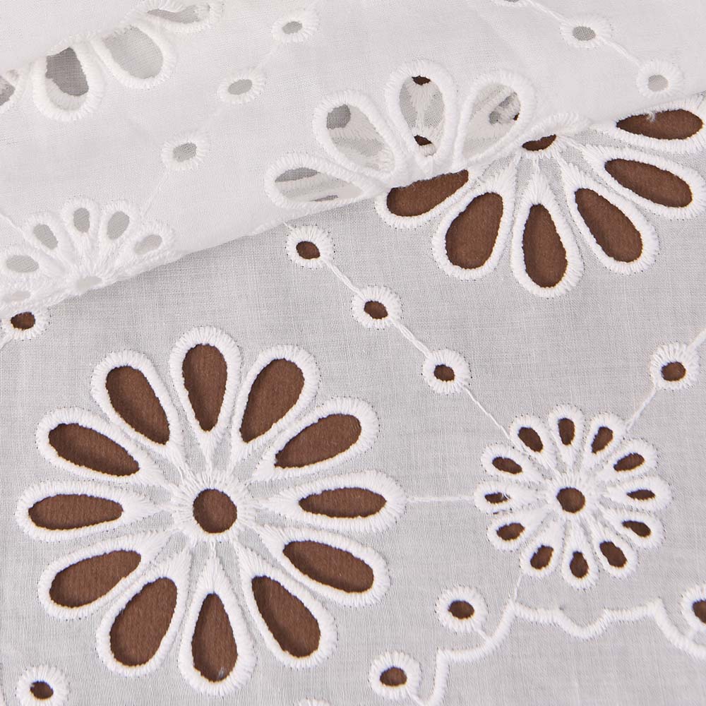 Detalhe do bordado floral da renda de algodão