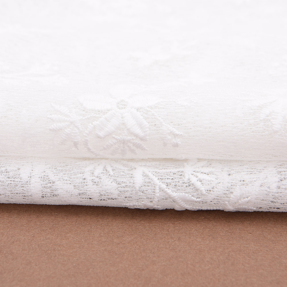 Textura suave e leve do chiffon bordado