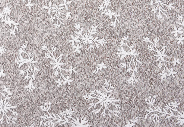 Tecido de renda com bordado floral delicado sobre chiffon branco