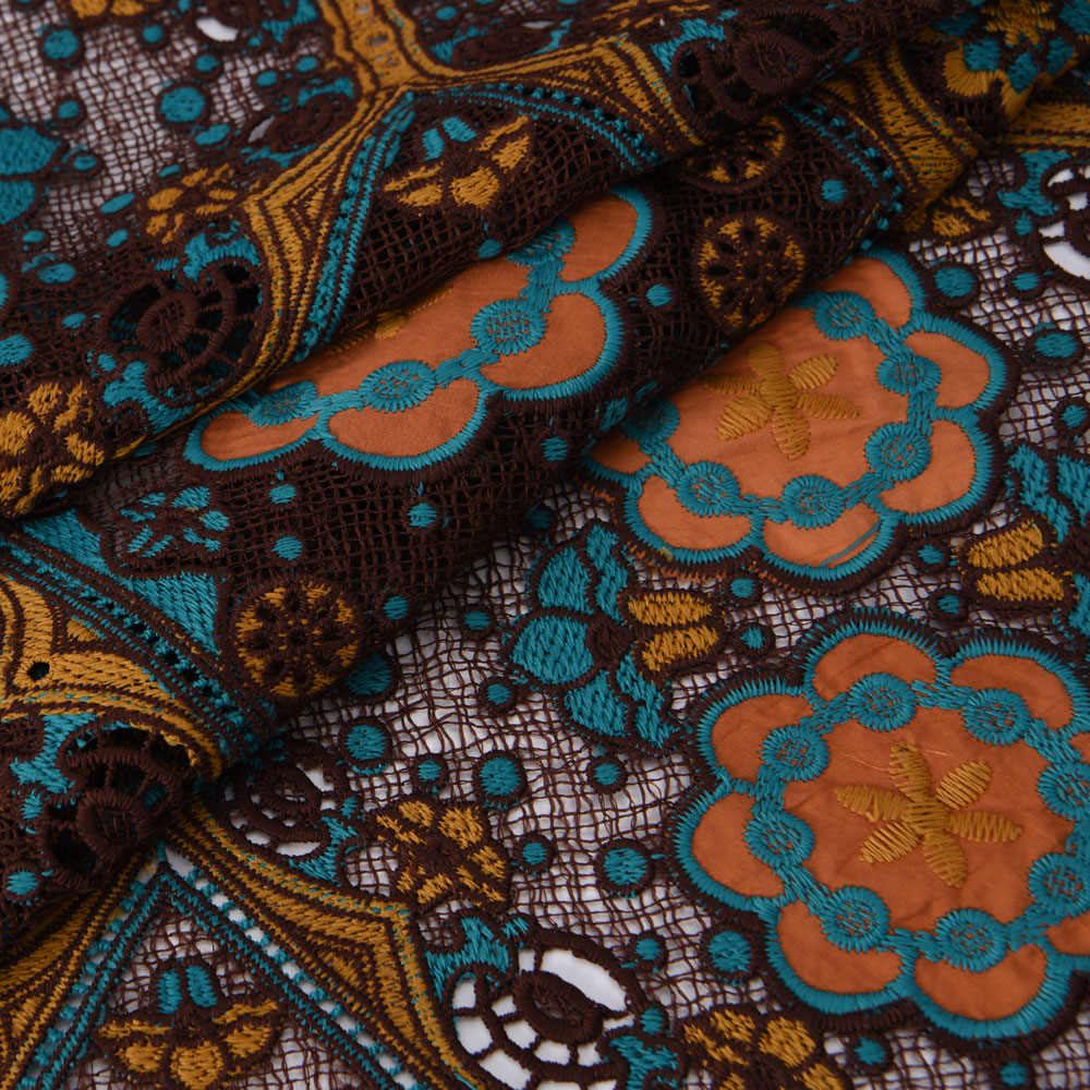 Detalhe do bordado multicolor em teal e ferrugem